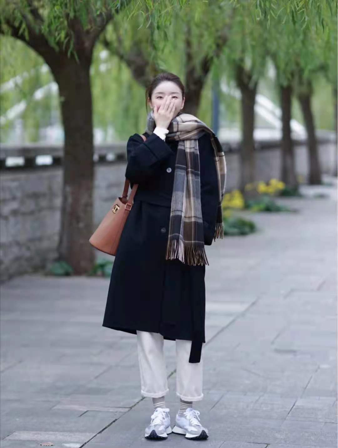 
玄色大衣怎么搭配裤子和鞋子悦目_ky棋牌(图4)