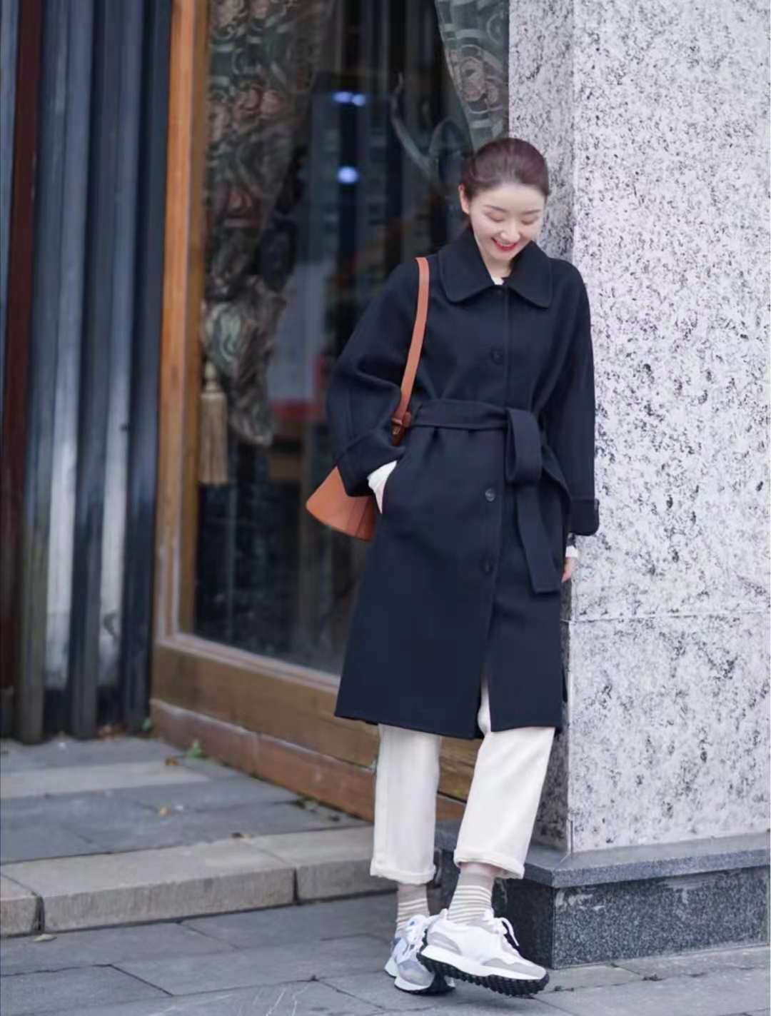 
玄色大衣怎么搭配裤子和鞋子悦目_ky棋牌(图5)