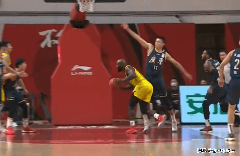 “ky棋牌”
周鹏站着不动被撞 裁判：违体！王薪凯垫脚 普通犯规！解说懵了(图3)