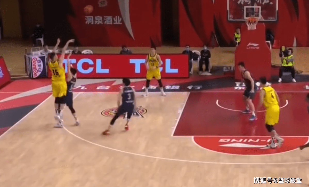 “ky棋牌”
周鹏站着不动被撞 裁判：违体！王薪凯垫脚 普通犯规！解说懵了(图5)