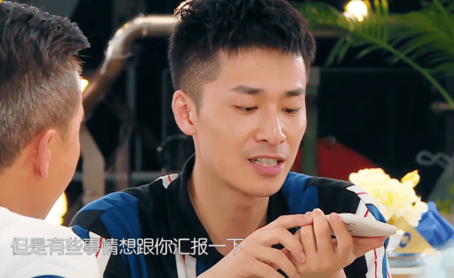 ky开元电竞_
赵丽颖不舍同伴脱离捂脸大哭 我关注点却在她的小胖手 不像女明星！(图3)