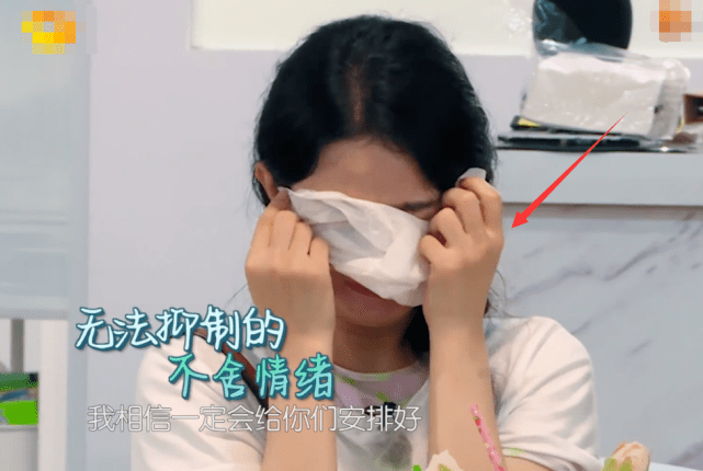 ky开元电竞_
赵丽颖不舍同伴脱离捂脸大哭 我关注点却在她的小胖手 不像女明星！(图9)