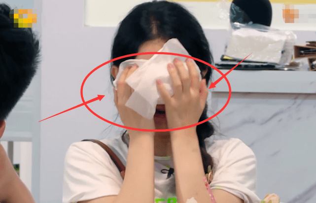 ky开元电竞_
赵丽颖不舍同伴脱离捂脸大哭 我关注点却在她的小胖手 不像女明星！(图11)